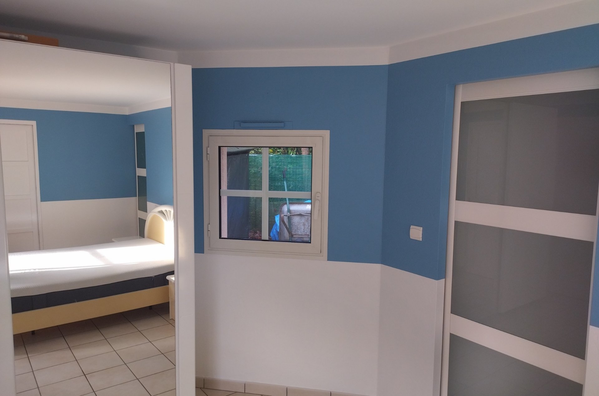 Intérieur de la maison modernisé après peinture Intérieur de la maison modernisé après peinture