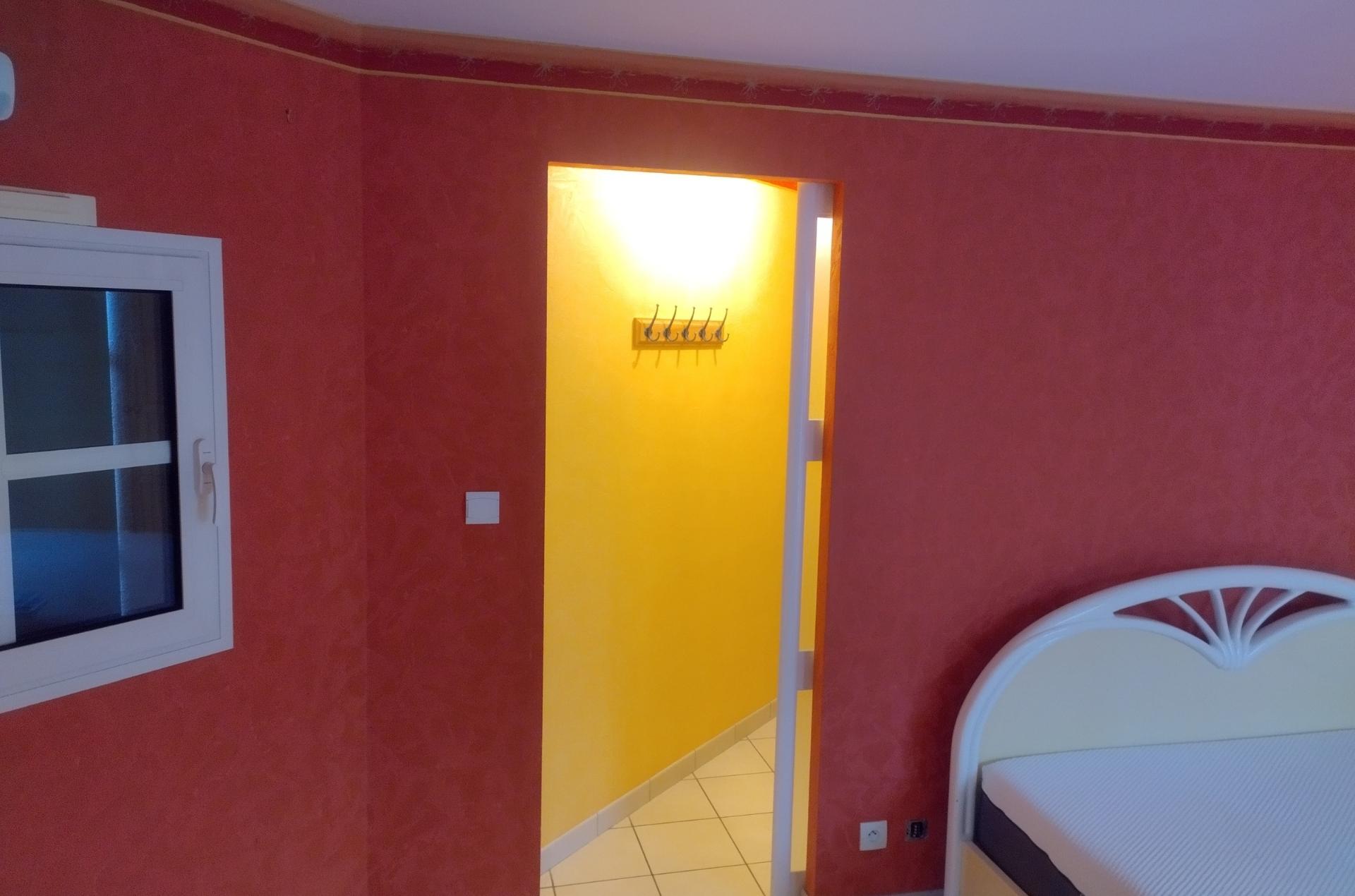 Pièce intérieure avant rénovation peinture Pièce intérieure avant rénovation peinture