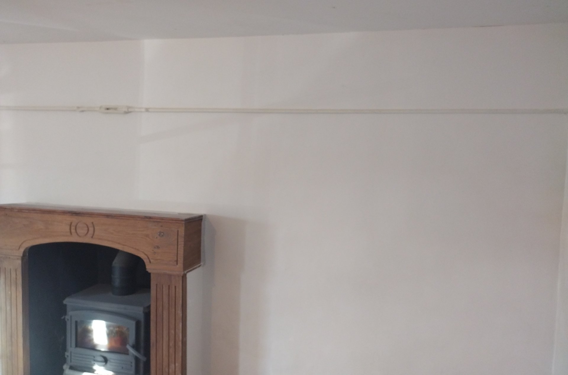 Cheminée et murs avant travaux de peinture intérieure à Bois-de-Céné