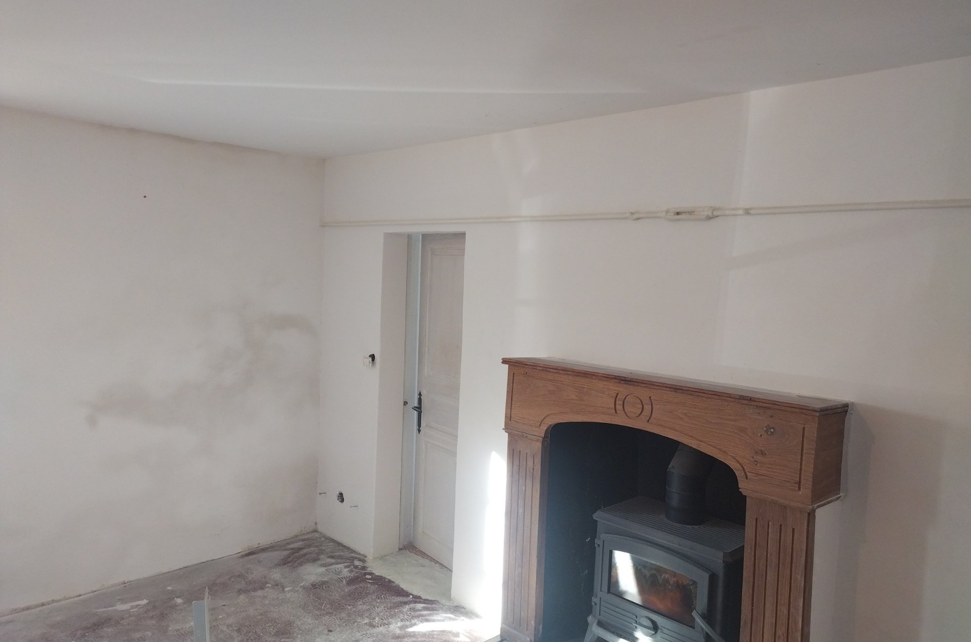 Cheminée et murs avant travaux de peinture intérieure