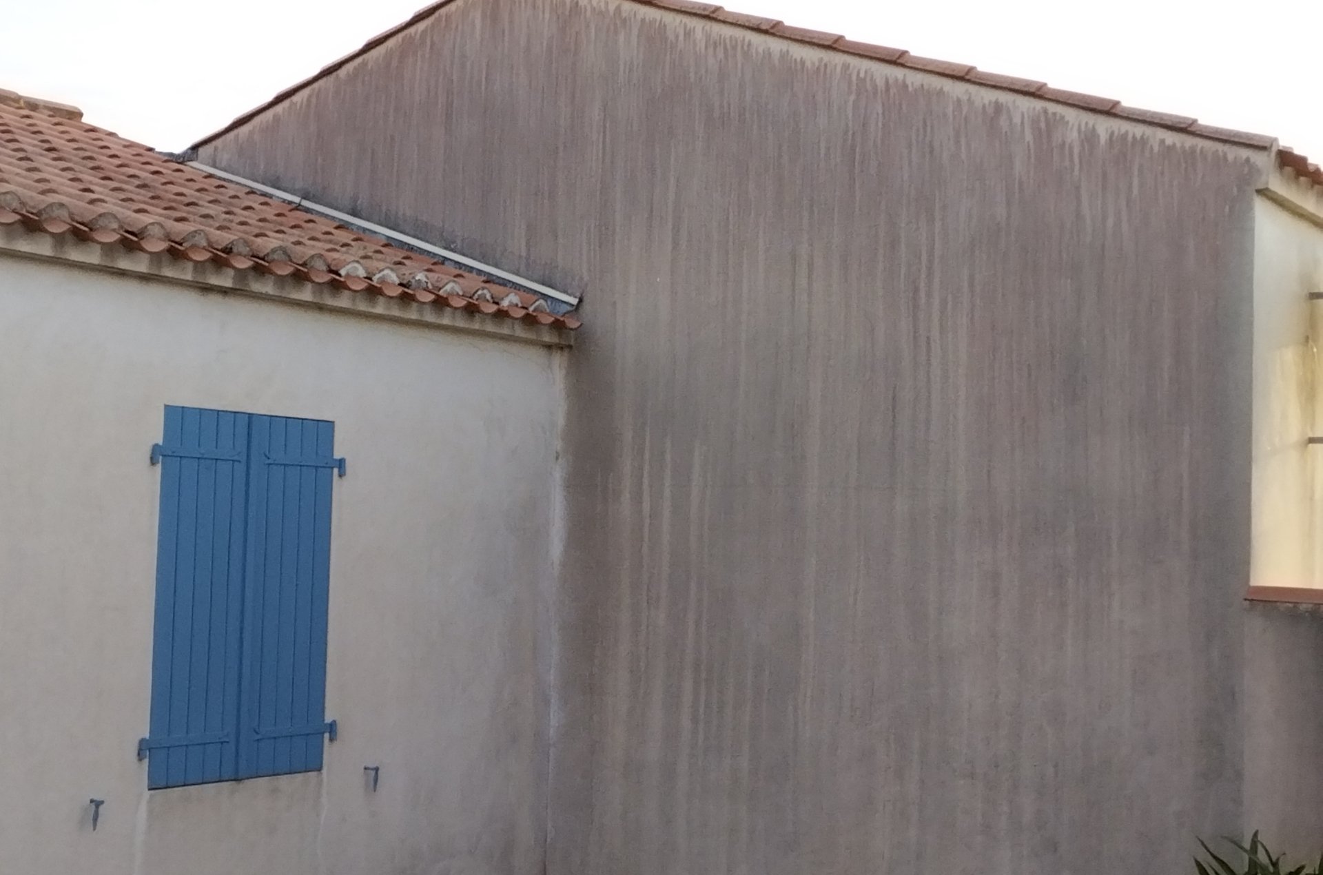 Façade avant rénovation peinture extérieure à Noirmoutier Façade avant travaux de peinture extérieure sur maison à Noirmoutier