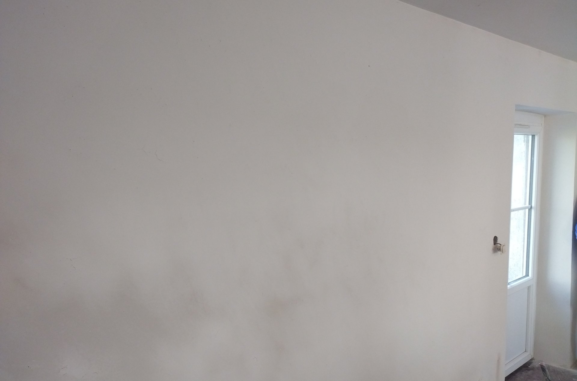 Mur abîmé avant rénovation peinture intérieure à Bois-de-Céné