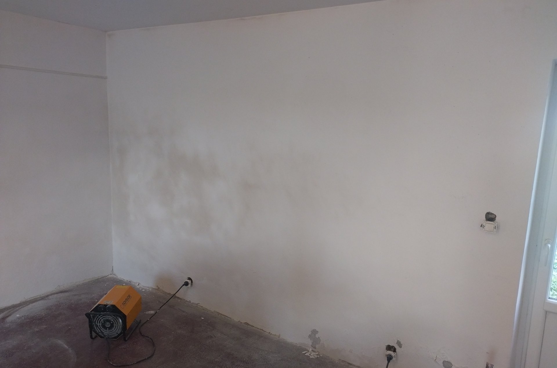 Mur intérieur avant rénovation à Bois-de-Céné