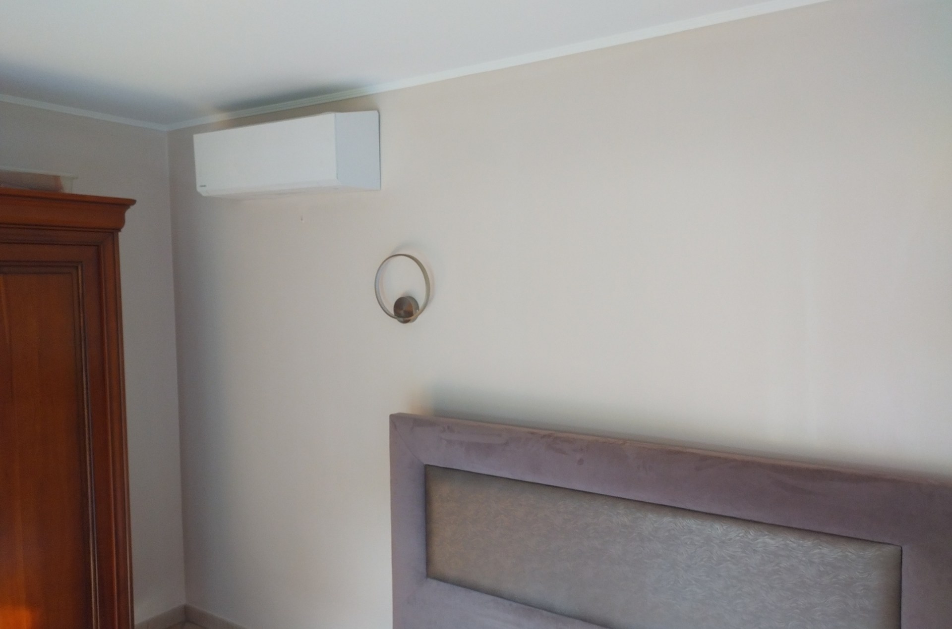 Mur de chambre repeint après rénovation