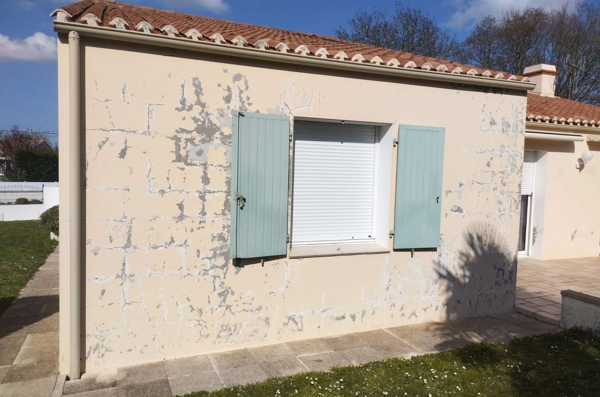 Mur extérieur abîmé avant rénovation