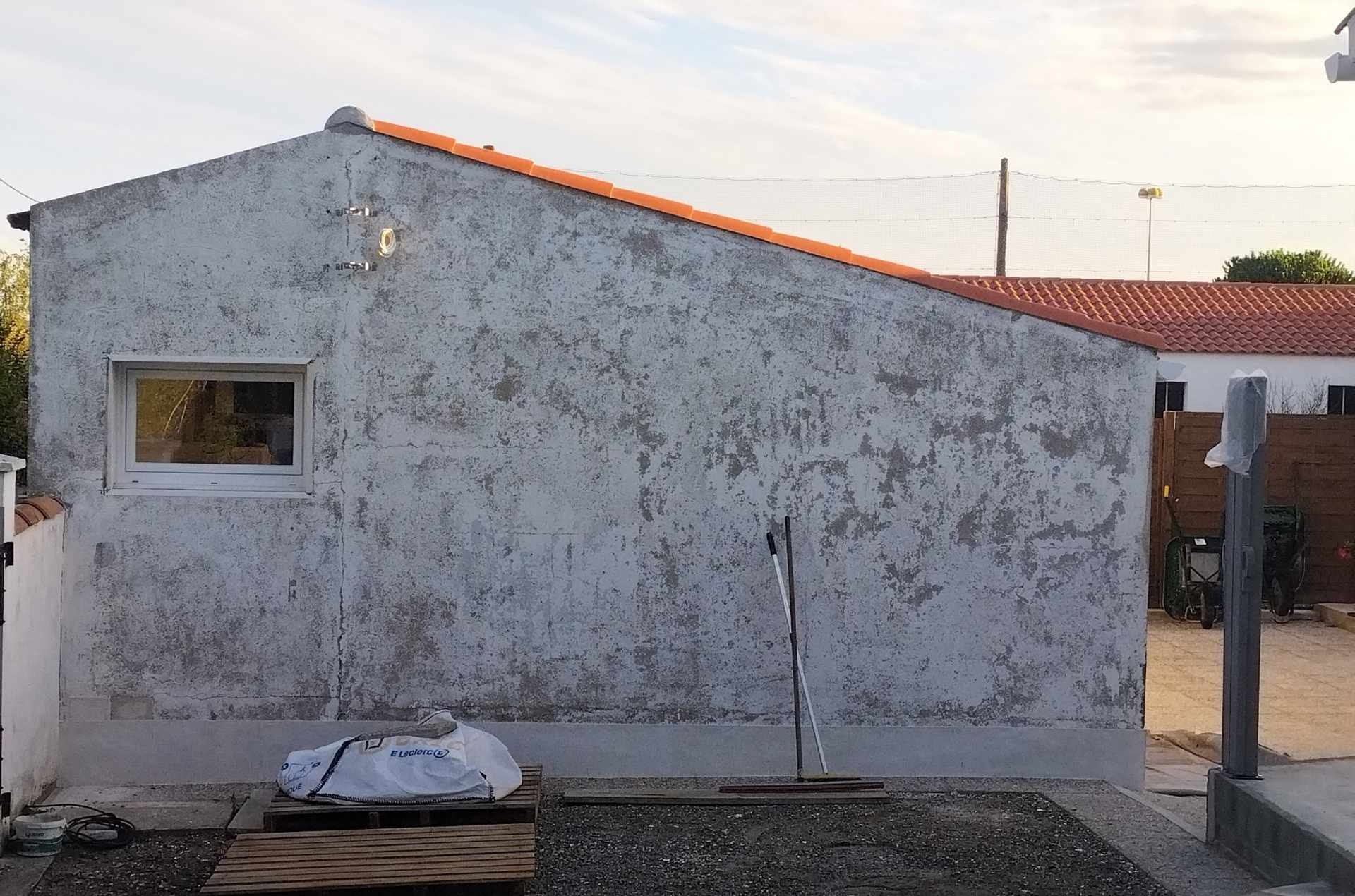 Mur extérieur abîmé avant travaux de peinture de façade en Vendée