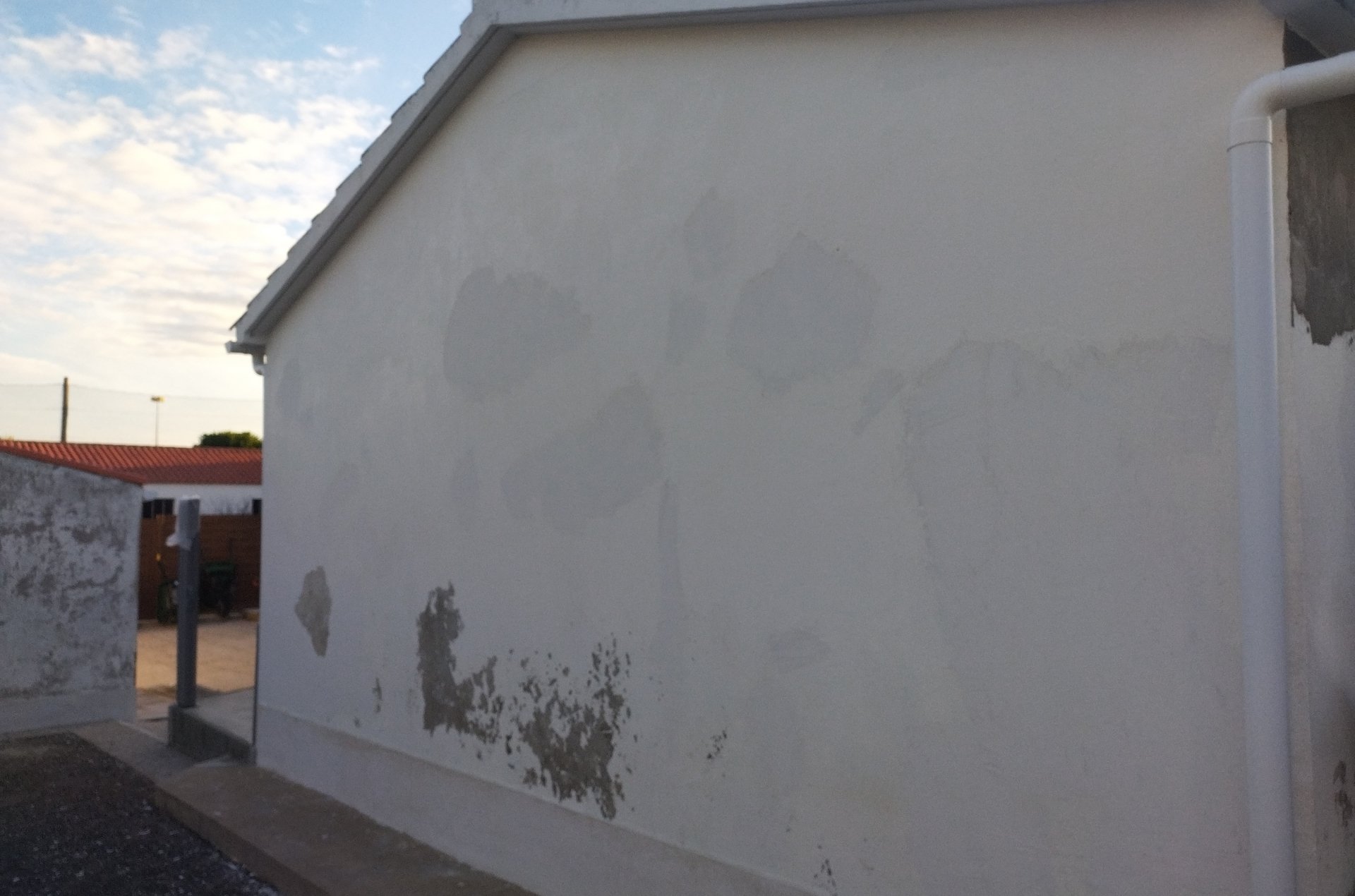 Façade d’une maison avant rénovation et peinture extérieure à Beauvoir-sur-Mer