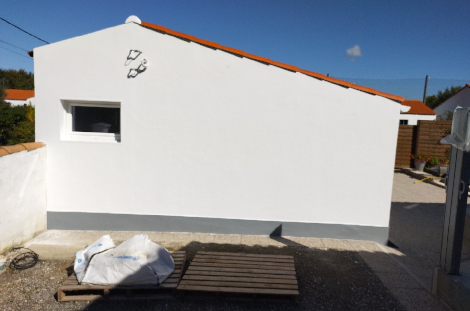 Peinture extérieure blanche sur maison individuelle en Vendée