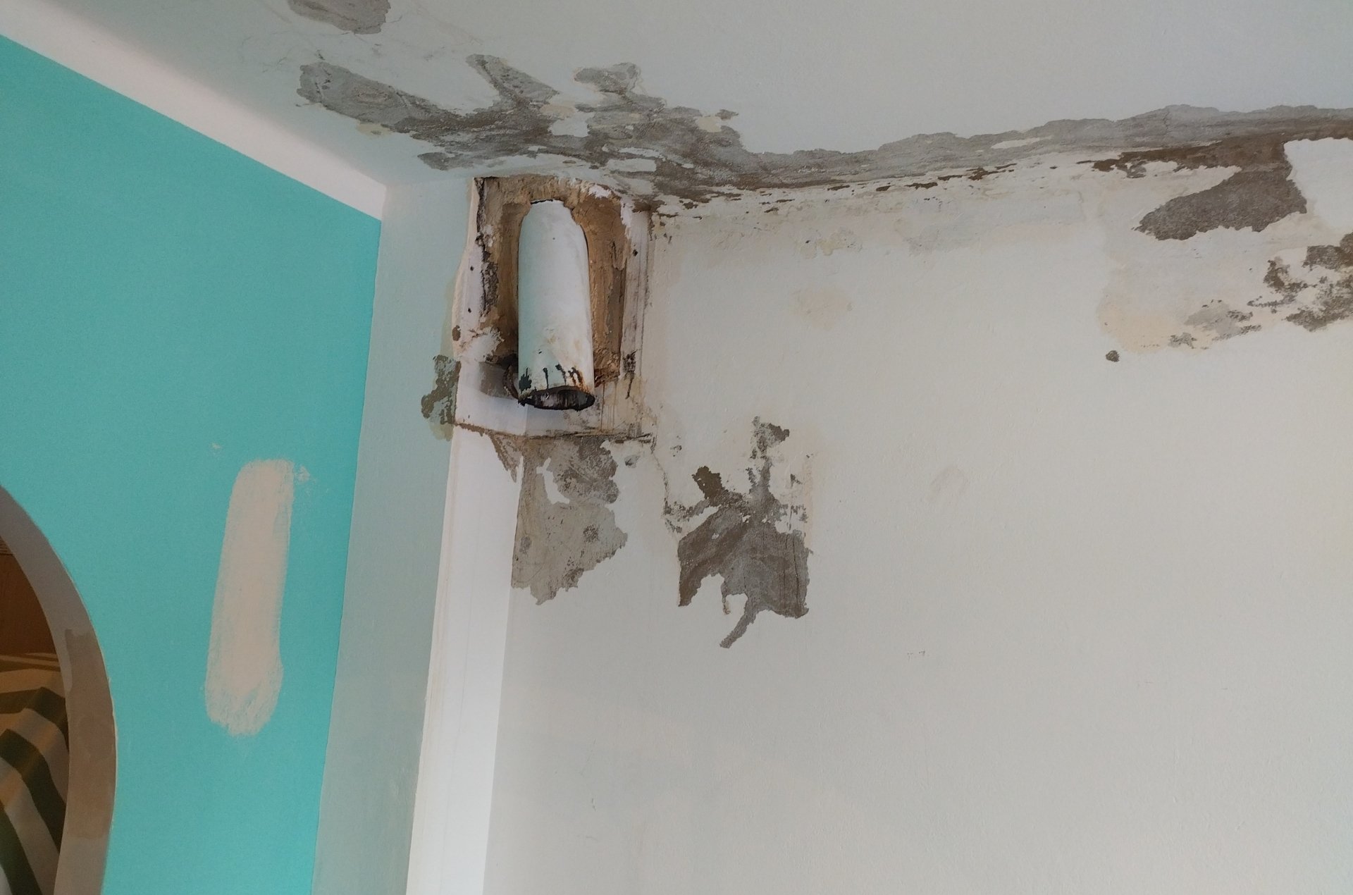 Traces d’infiltration d’eau sur mur et plafond avant rénovation en Vendée