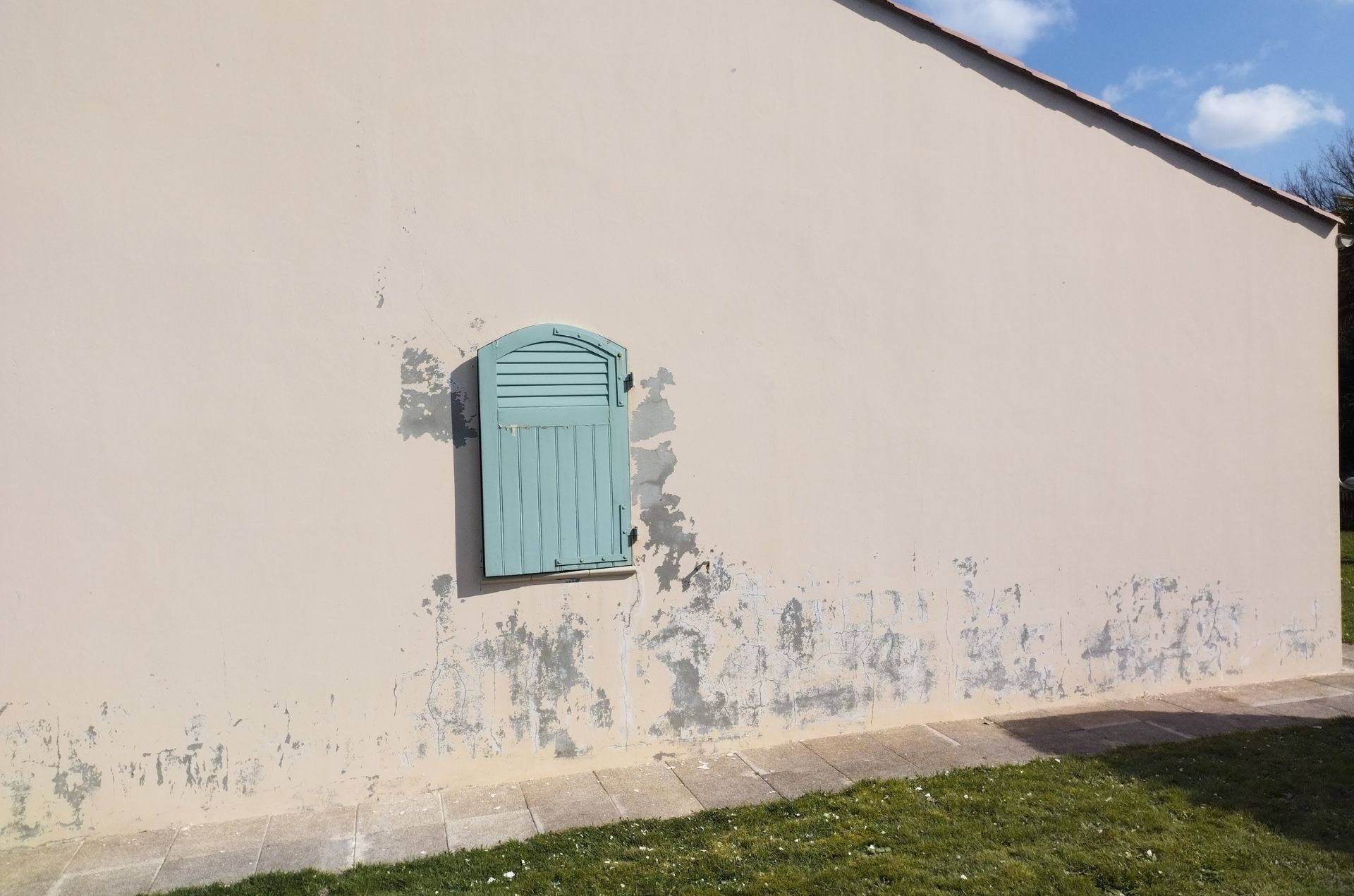 façade de maison abîmée avant travaux de ravalement à Beauvoir-sur-Mer