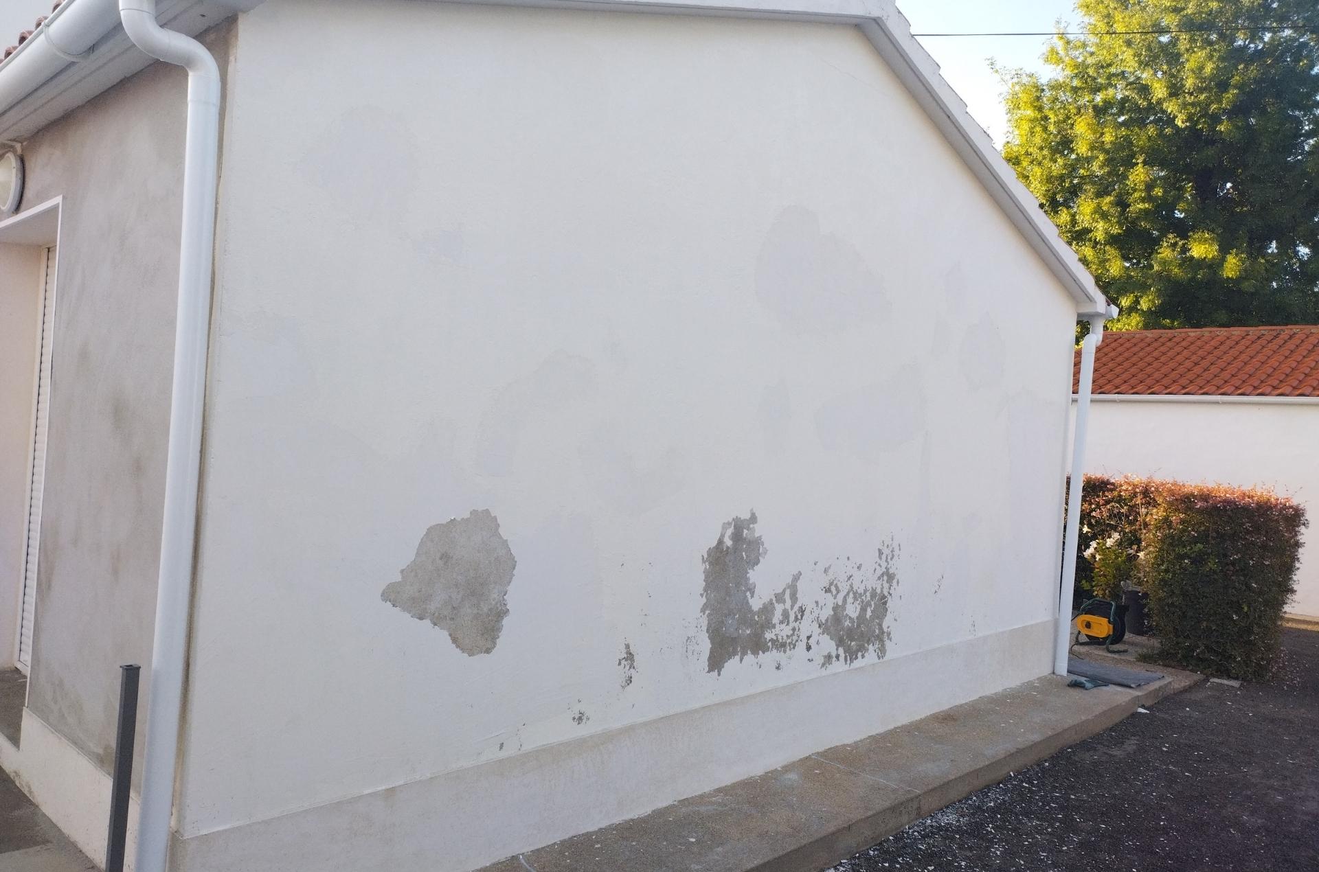 Ancienne peinture de façade abîmée avant travaux de rénovation