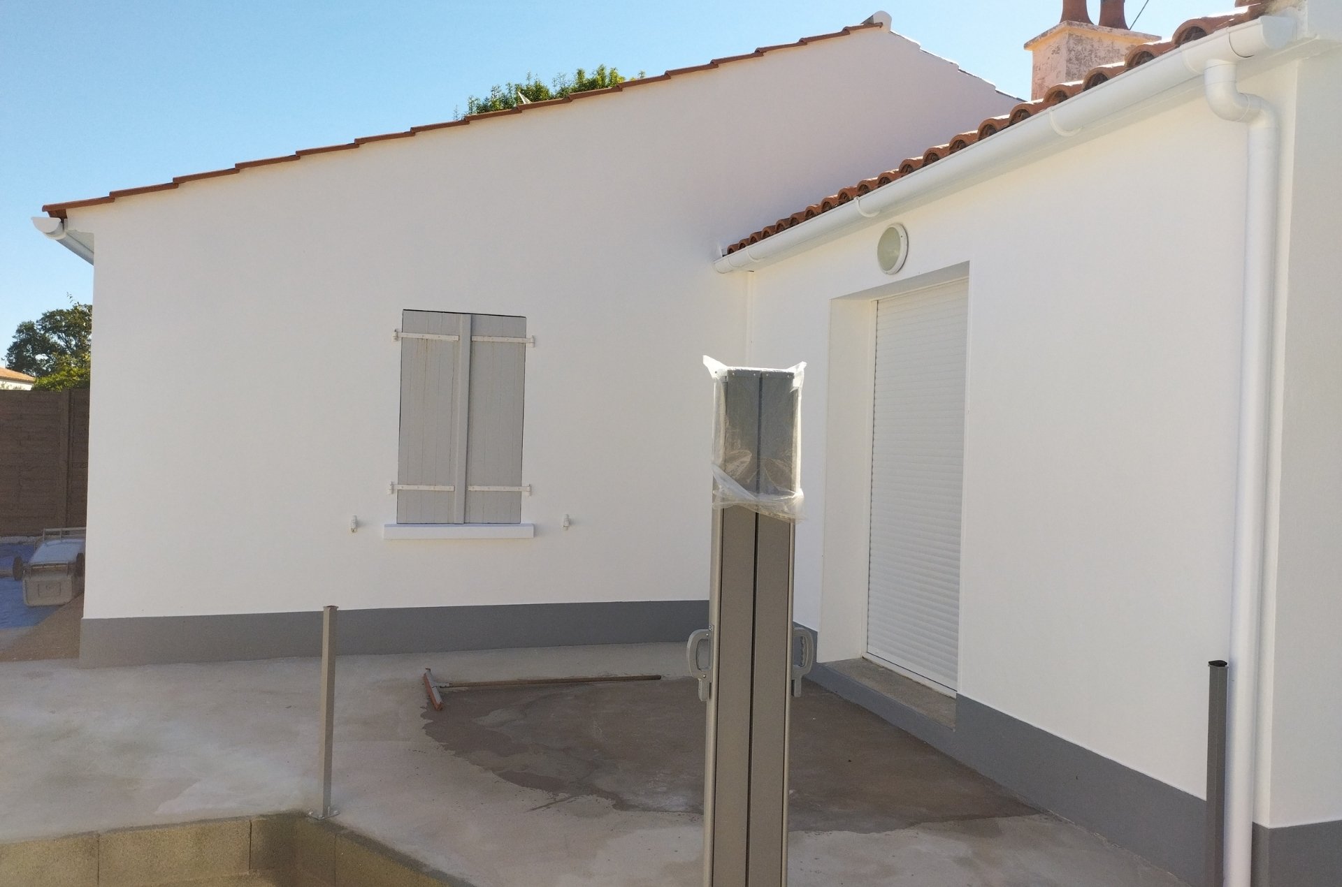 Façade blanche d’une maison après peinture à Beauvoir-sur-Mer