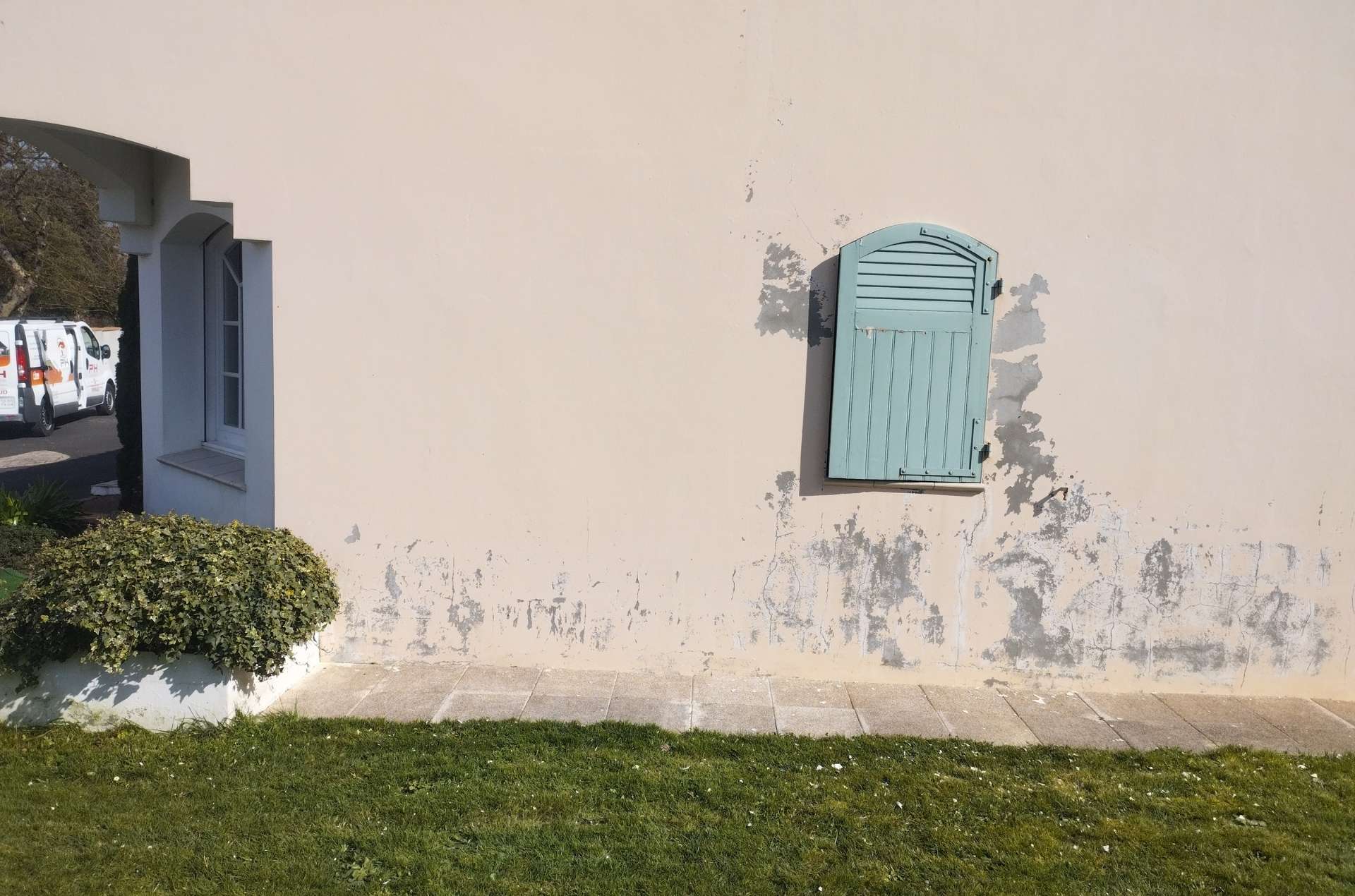 peinture de façade qui s'écaille sur une maison à Beauvoir-sur-Mer