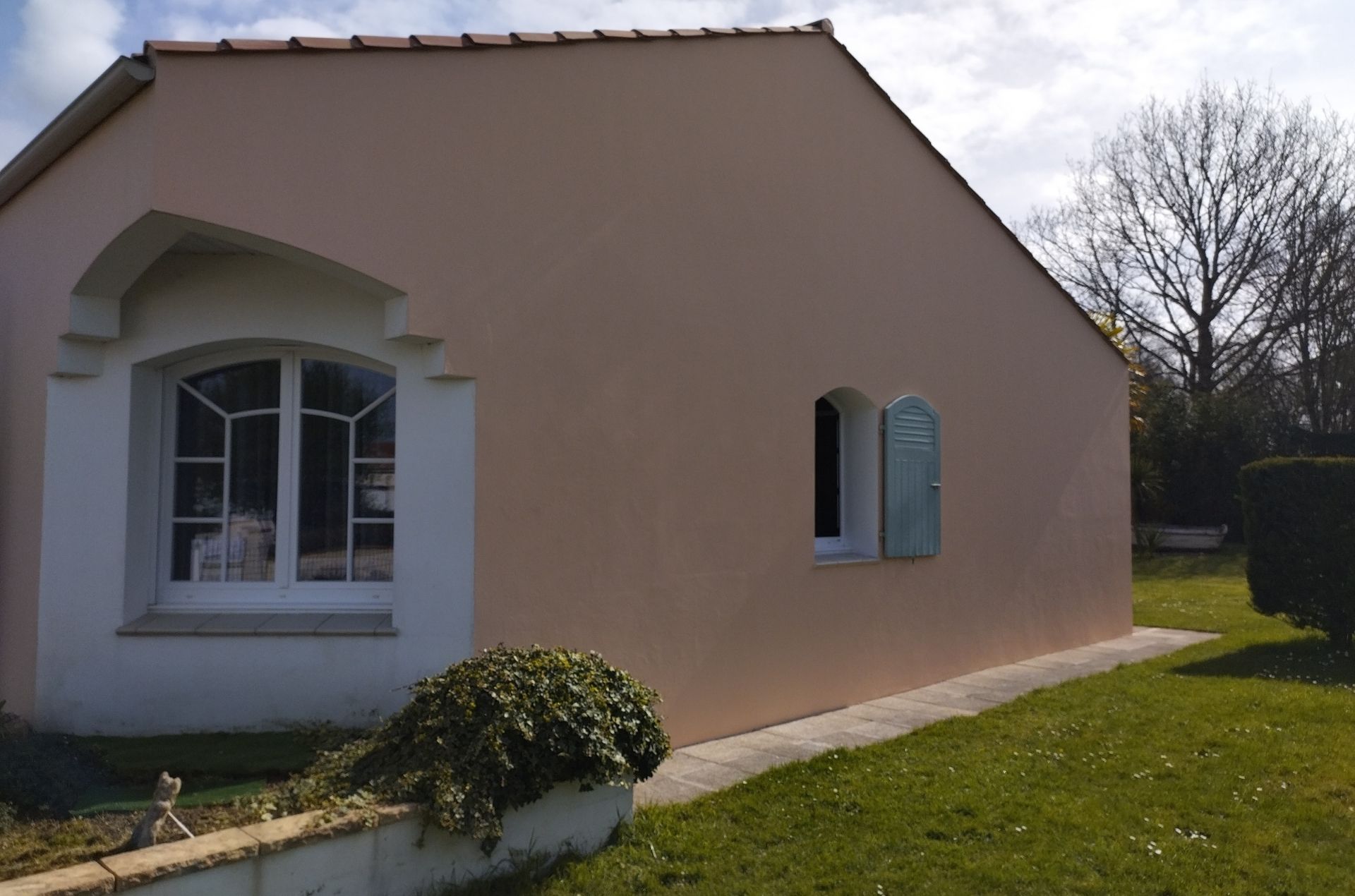 façade rénovée d'une maison proche du littoral vendéen