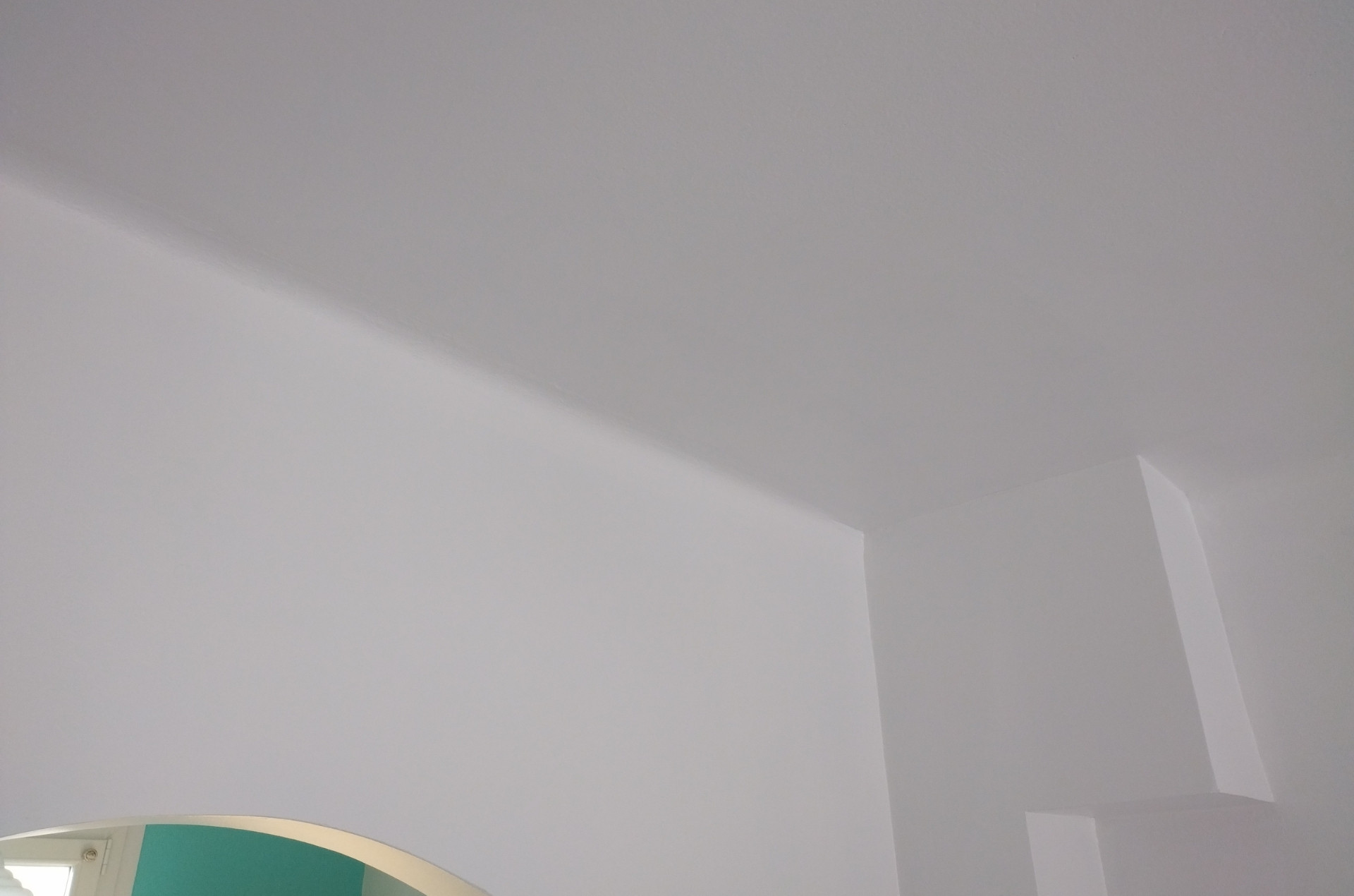 Finition murale après intervention suite à infiltration d’eau