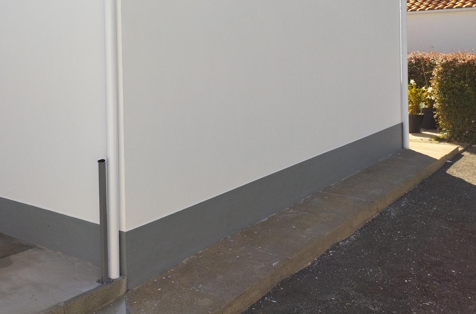 Détail du soubassement gris protégeant le bas des murs