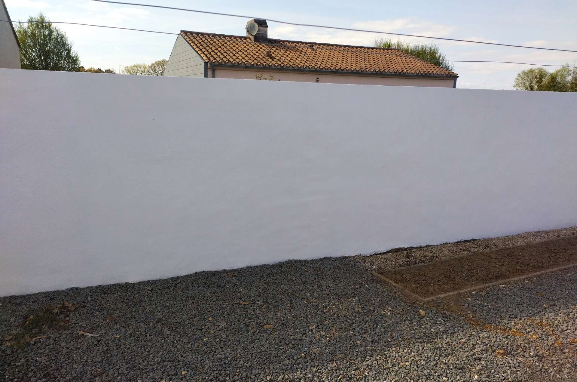 mur de clôture peint en blanc après rénovation à Châteauneuf