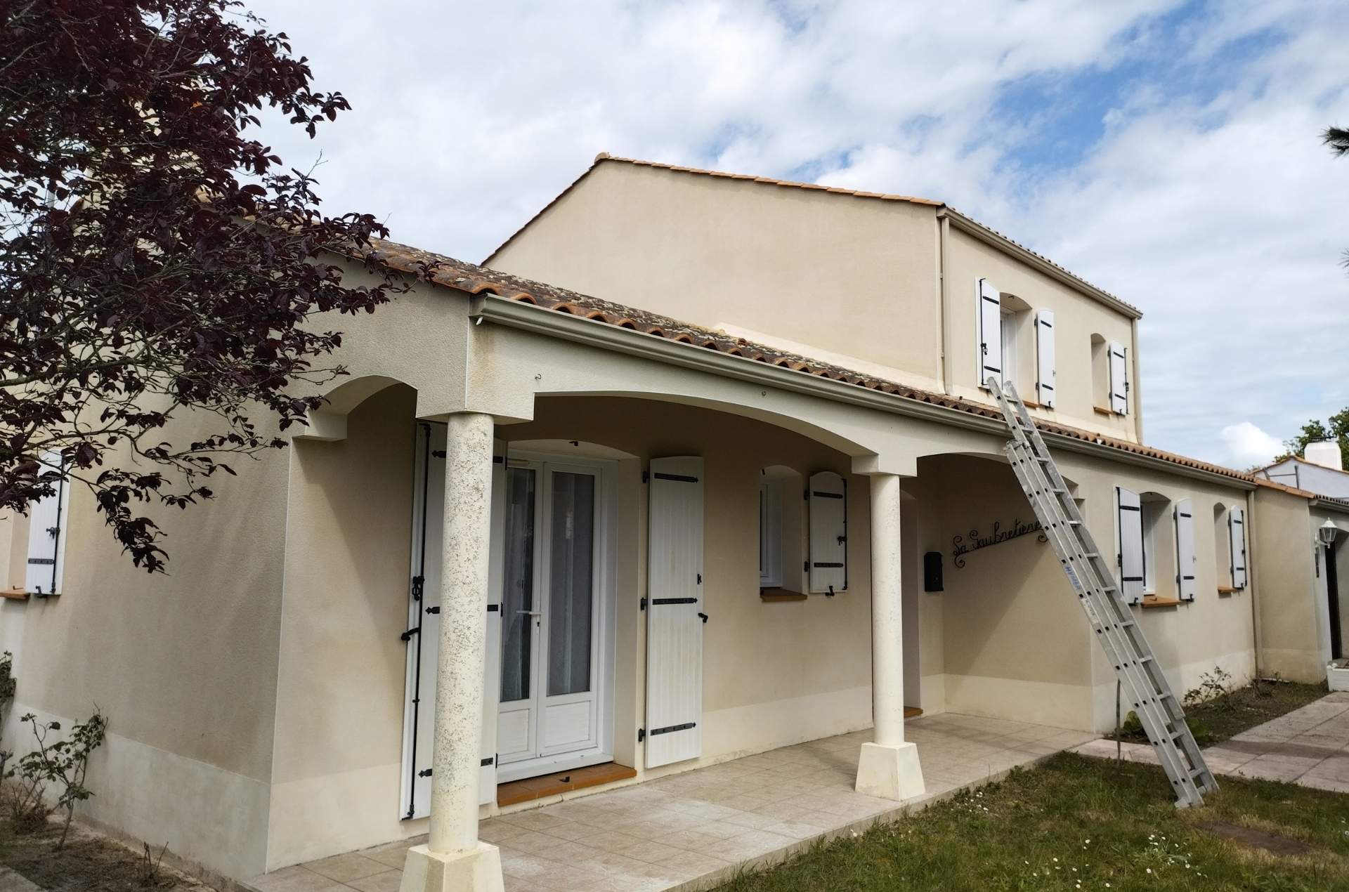 Façade nettoyée et traitée à Saint-Urbain – résultat après dégraissage et fongicide