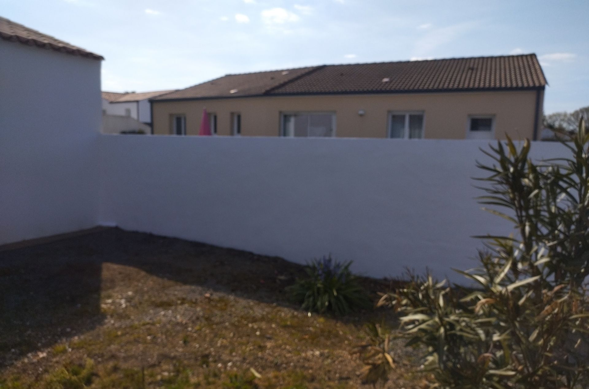 mur de clôture peint en blanc après rénovation à Châteauneuf
