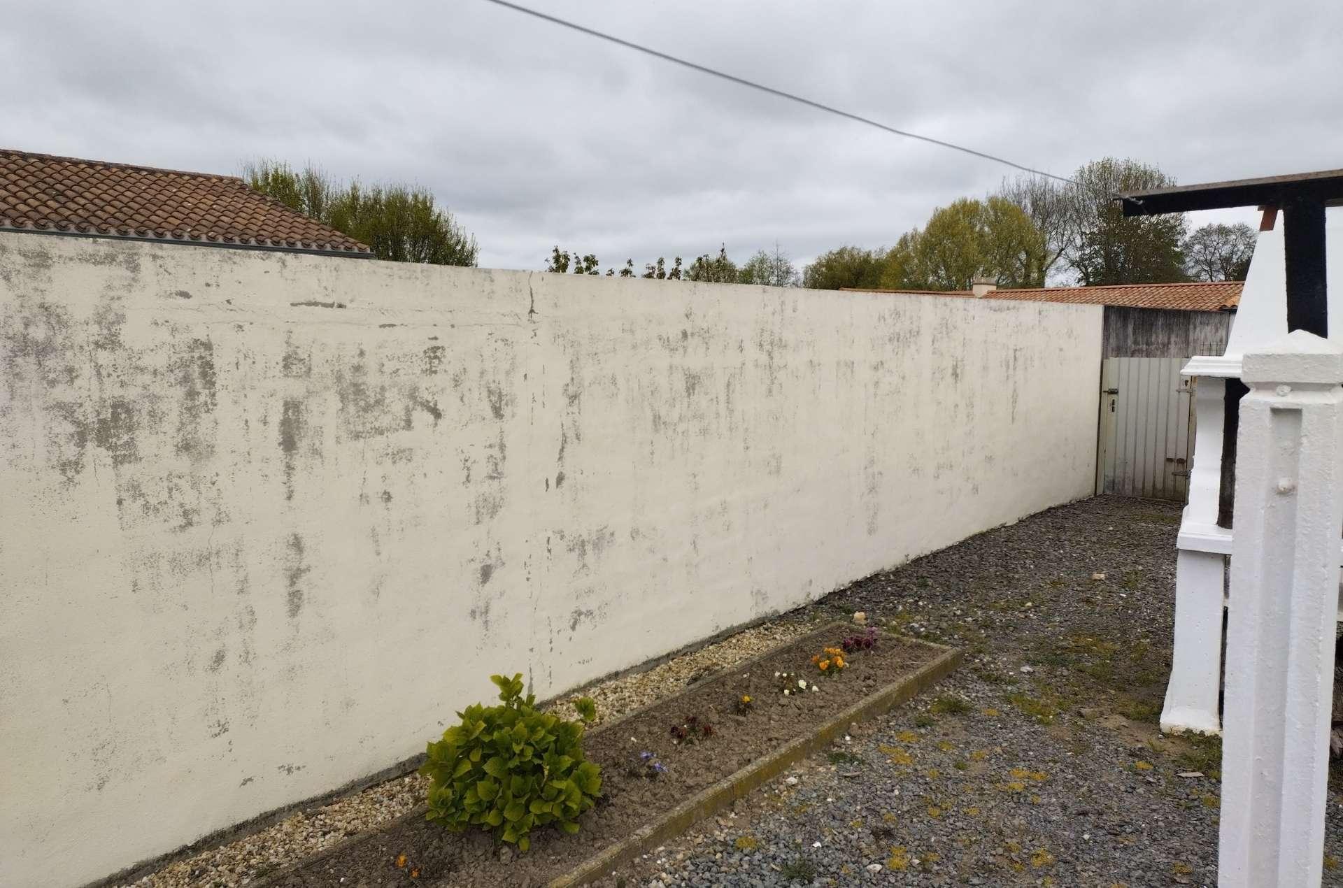 mur de clôture extérieur avant rénovation à Châteauneuf