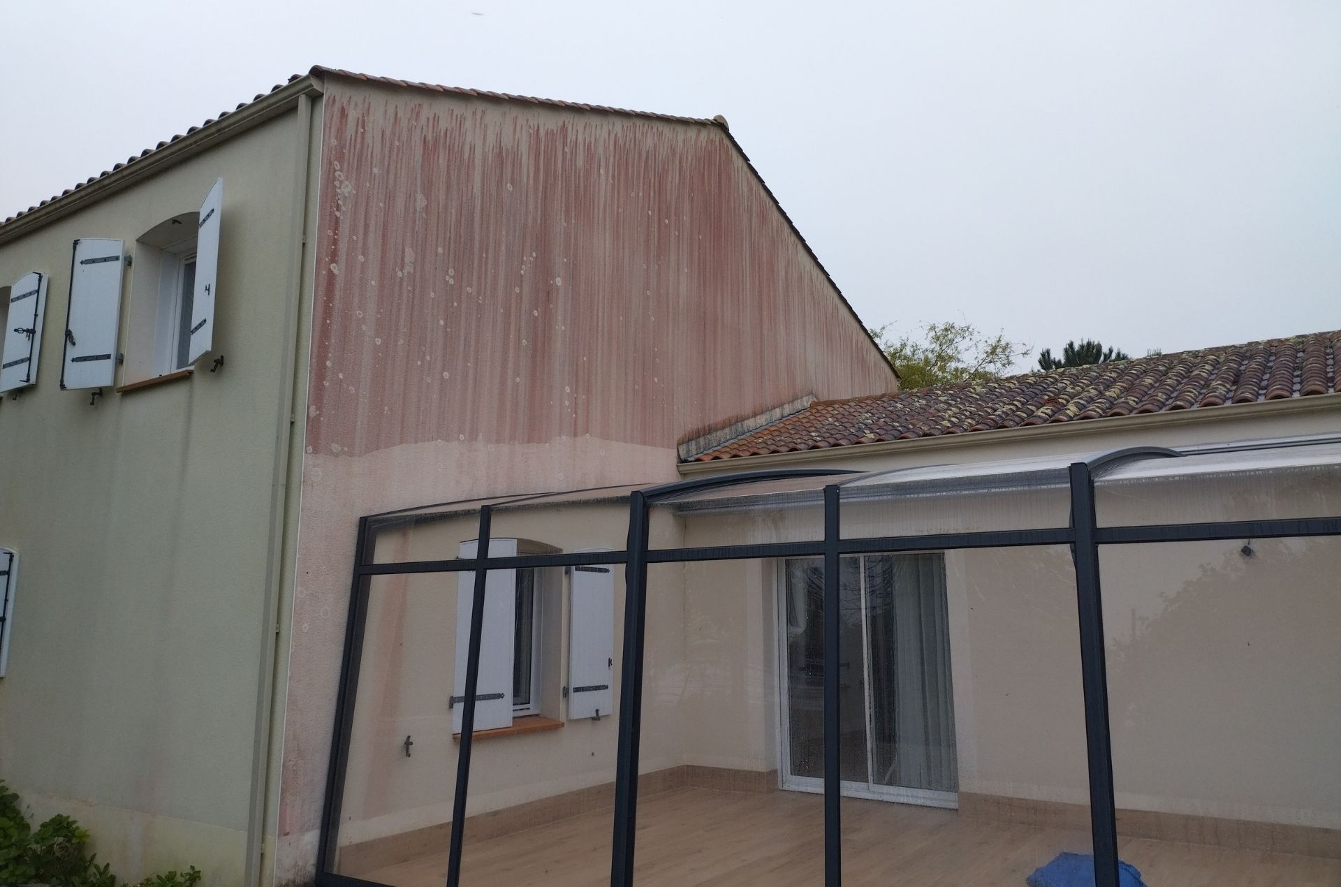 Pignon fortement dégradé par les algues et dépôts biologiques avant intervention PH Vendée