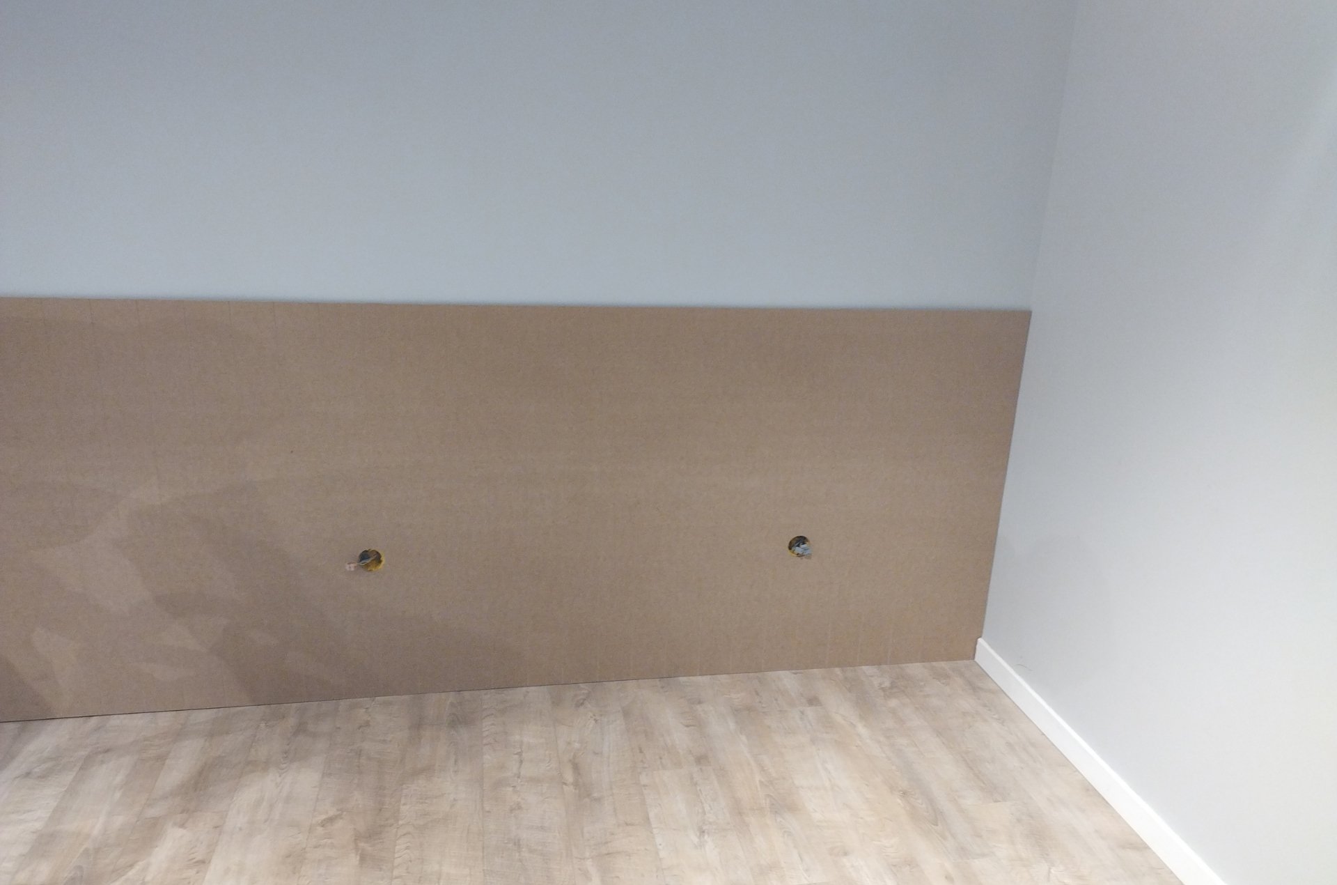 Mur avec soubassement bois en préparation avant peinture