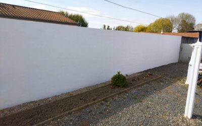 Mur de clôture rénové et peint à Châteauneuf en Vendée