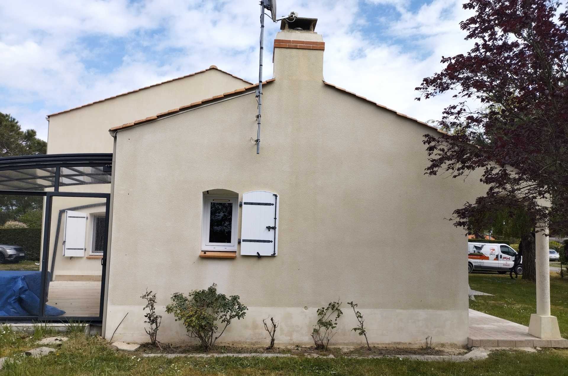 Mur et cheminée après nettoyage et traitement fongicide à Saint-Urbain – traces noires entièrement éliminées