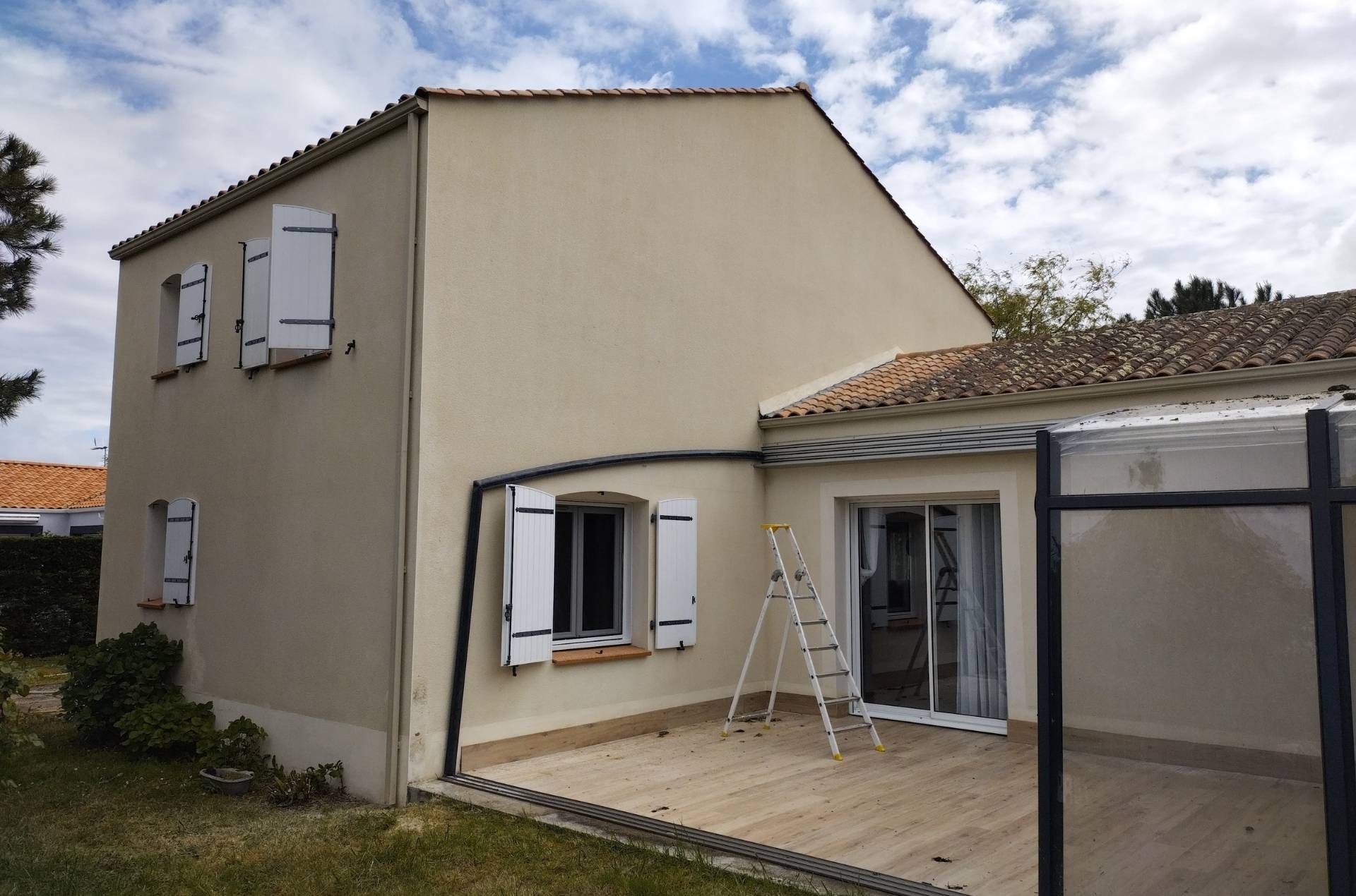 Vue latérale de la façade après traitement fongicide préventif à Saint-Urbain