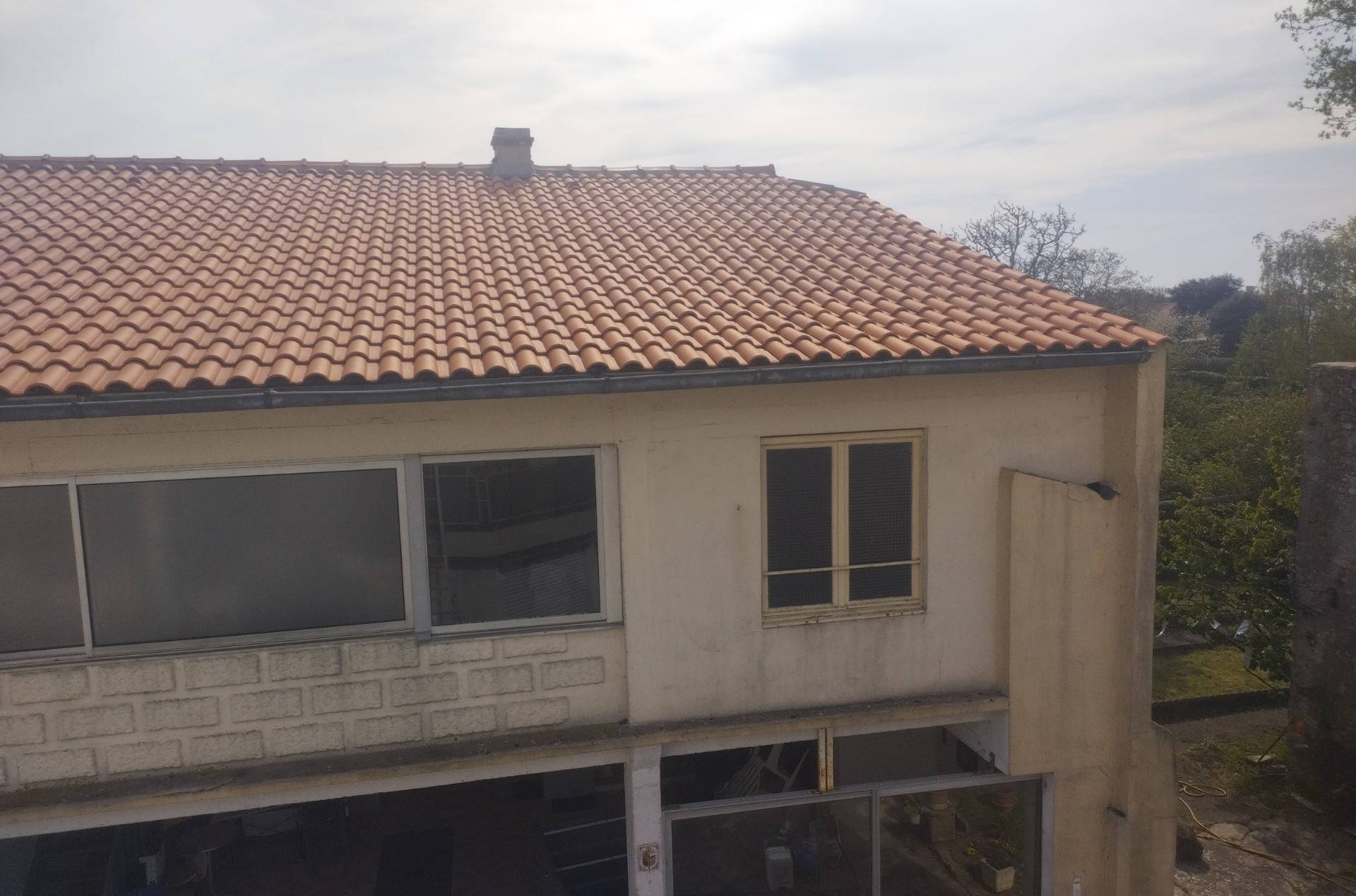 Vue d'ensemble de la toiture après nettoyage et hydrofuge à Bouin