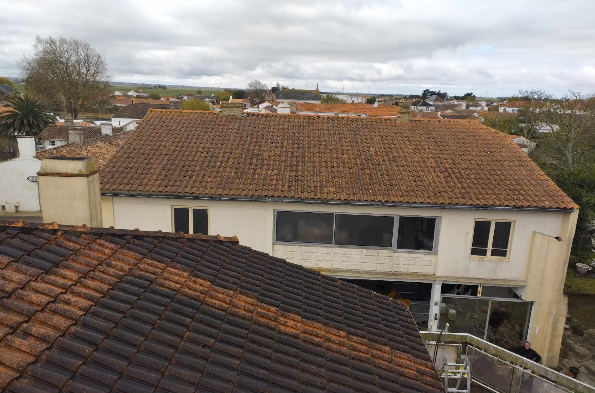 Toiture encrassée et couverte de mousses avant nettoyage à Bouin
