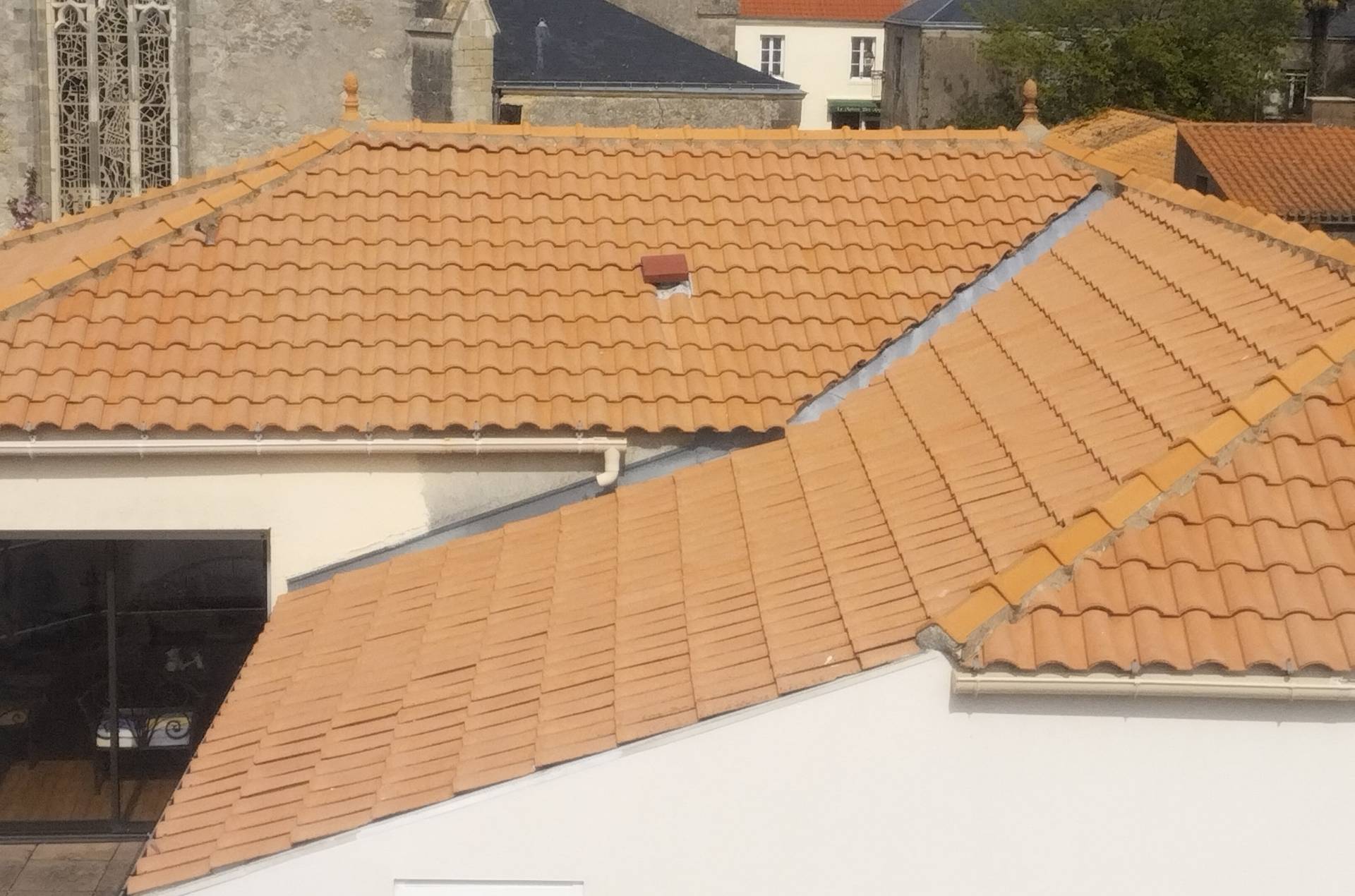 Maison à Bouin avec toiture rénovée après traitement complet