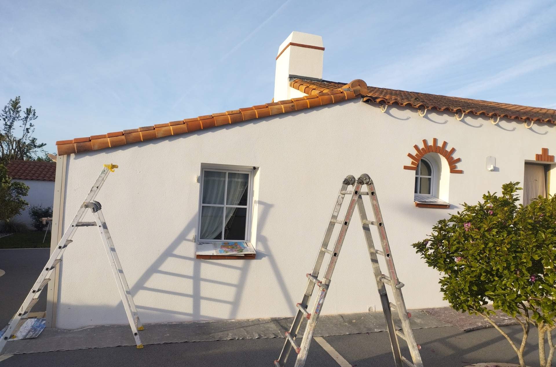 façade encrassée avant nettoyage et peinture à Saint-Gervais 85230