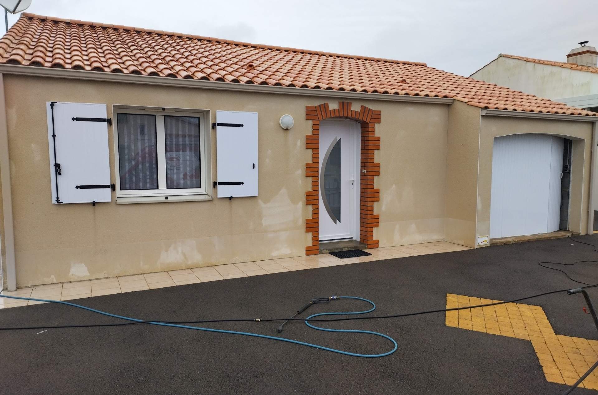 façade maison encrassée avant rénovation vendée