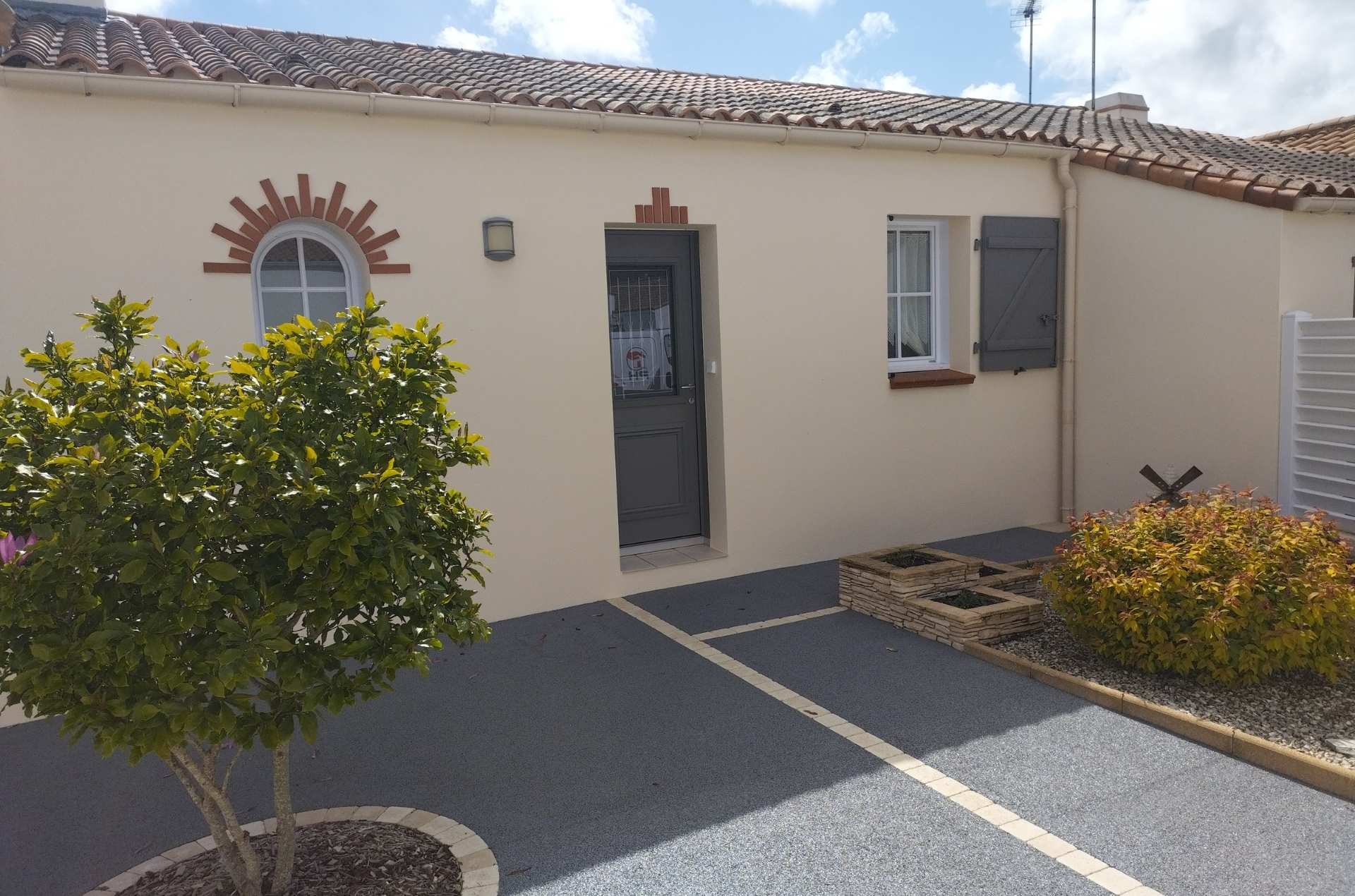 maison après peinture extérieure et traitement façade 85230