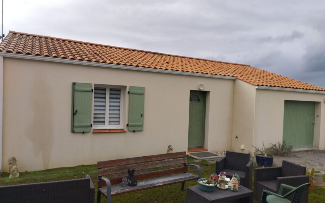 Nettoyage de façade et clôtures d’une maison locative à Bois-de-Céné