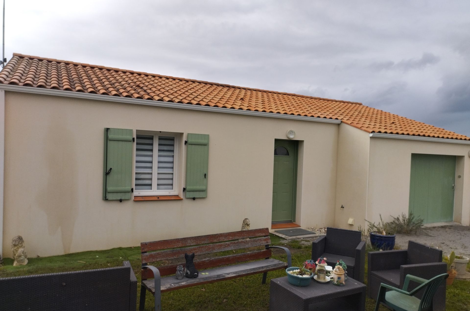 Façade nettoyée après intervention à Bois-de-Céné Façade propre après nettoyage réalisé par PH Vendée