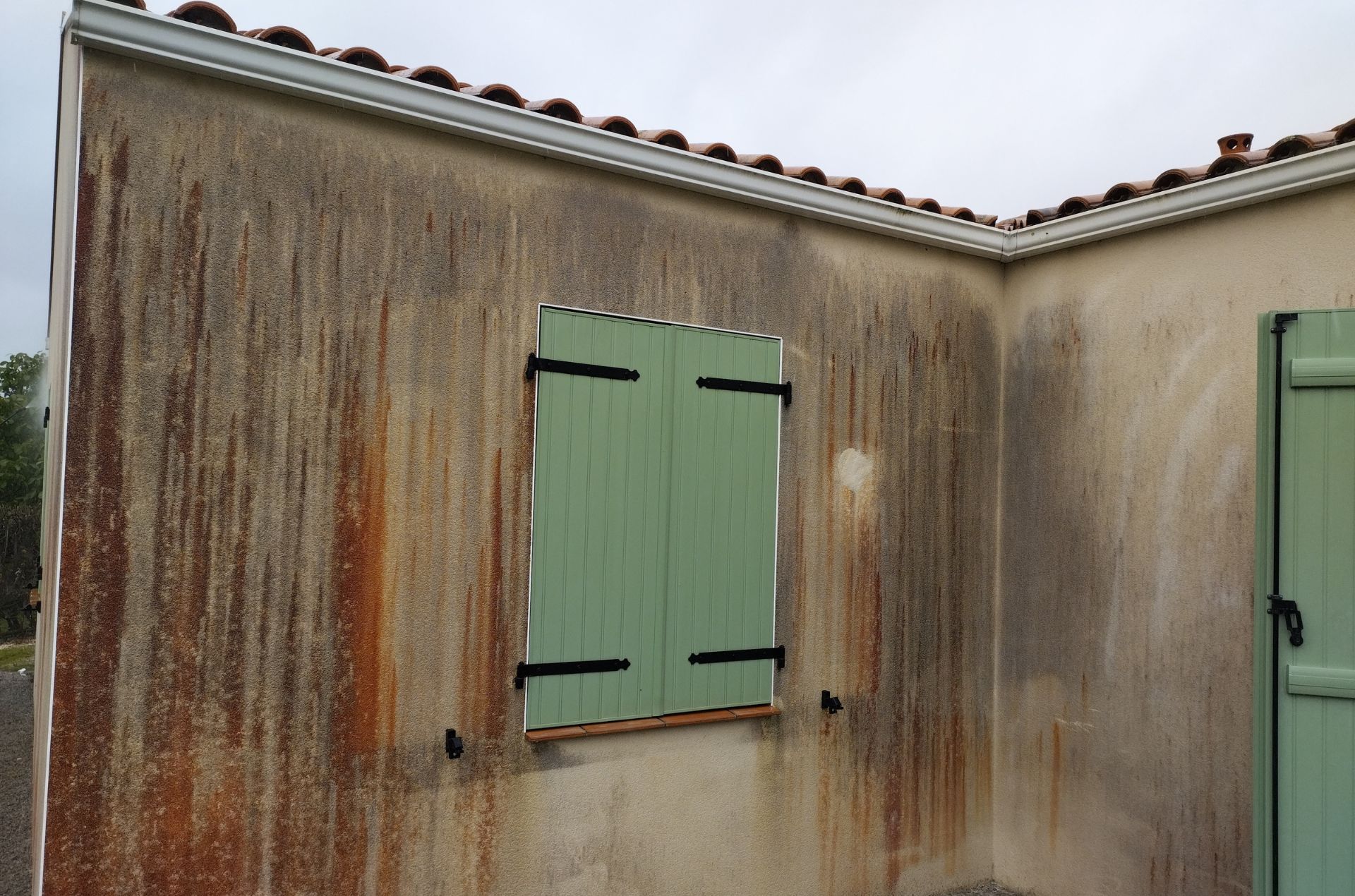 Façade noircie par l’humidité avant intervention Façade encrassée avec traces d’humidité avant nettoyage à Bois-de-Céné