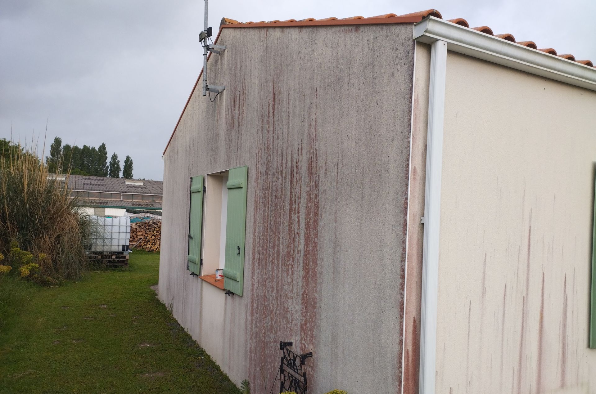 Pignon extérieur avant nettoyage de façade Mur extérieur fortement encrassé avant nettoyage professionnel