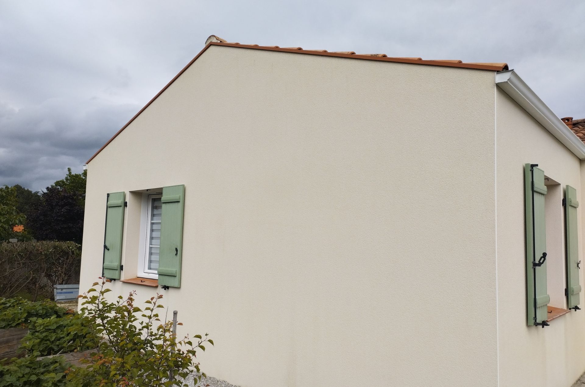Résultat après nettoyage de façade à Bois-de-Céné Mur extérieur nettoyé après traitement des salissures